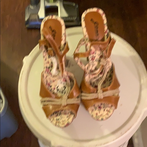 Shoes - Picture 6 of 12